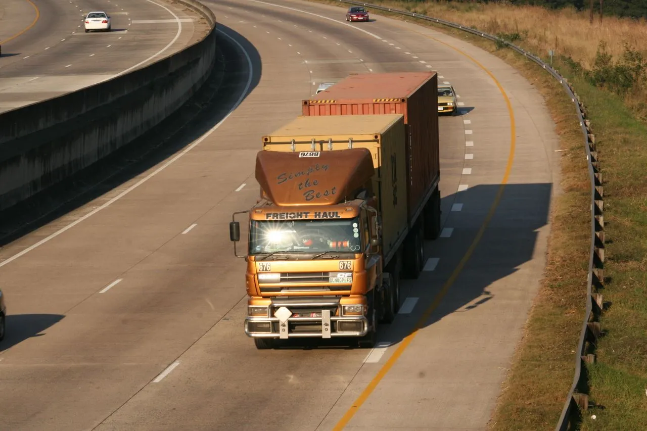 Spedition LKW Transport: Worauf Sie bei der Auswahl eines zuverlässigen Spediteurs achten sollten
